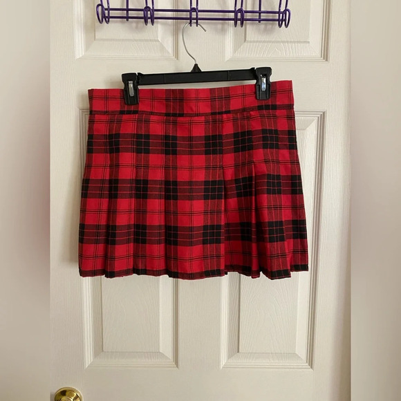 Red pleated plaid skirt with knife zipper back NWT - Picture 6 of 6